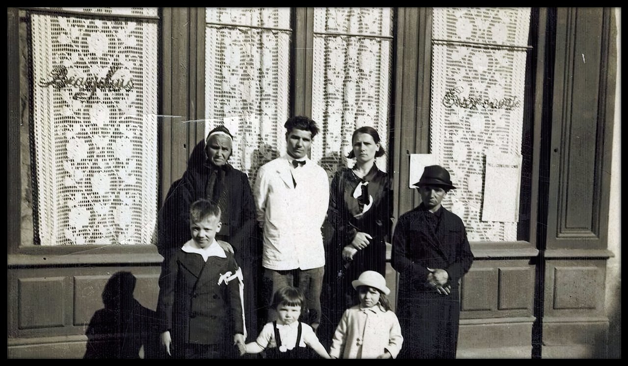 1932-en-haut-a-gauche-grand-mere-busseuil-valentin-et-marie-antoinette-tante-marie.-en-bas-droite-a-gauche-helene-valentin-antoine-louis